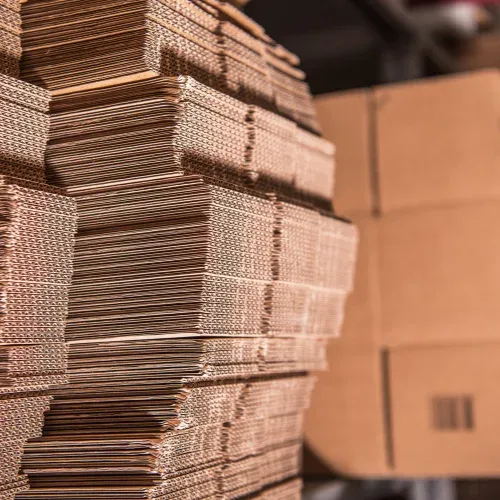 Piles de cartons de déménagement neufs prêts à être livrés