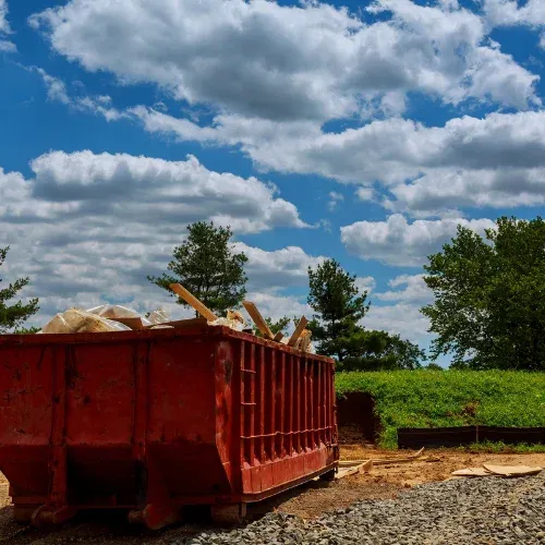 Benne de chantier remplie de déchets encombrants prête à être évacuée