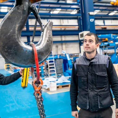 Crochet de levage industriel utilisé pour le déplacement d’équipements lourds