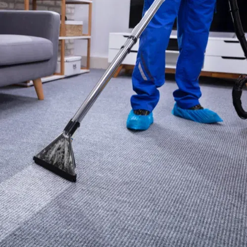 Nettoyage d’une moquette à l’aspirateur professionnel après un déménagement