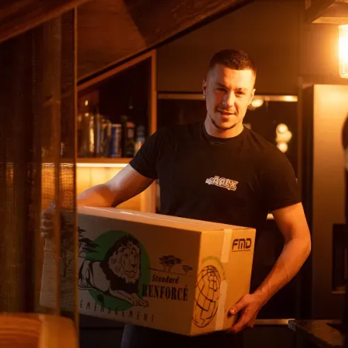Un déménageur Apex transporte un carton lors d’une intervention à Dinard
